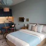 42- Modern Cozy Near Center Apartment *