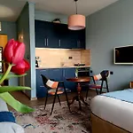 Apartment 42- Modern Cozy Near Center *