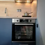 42- Modern Cozy Near Center Apartment *