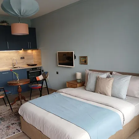 42- Modern Cozy Near Center Apartment *