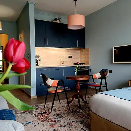 Apartment 42- Modern Cozy Near Center *