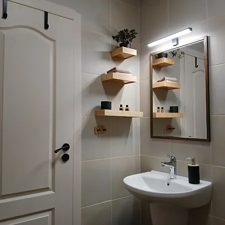 42- Modern Cozy Near Center Apartment *