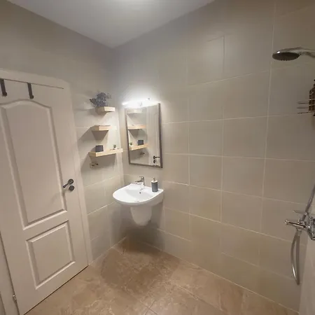 Apartment 42- Modern Cozy Near Center