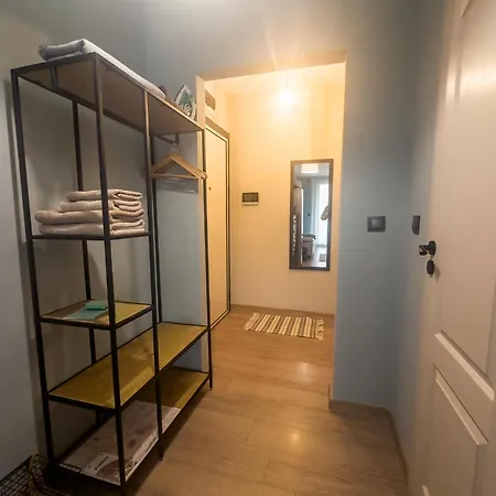 Apartment 42- Modern Cozy Near Center